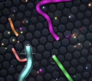 エサを食べてヘビっぽいキャラを成長させていくゲーム Slither.io